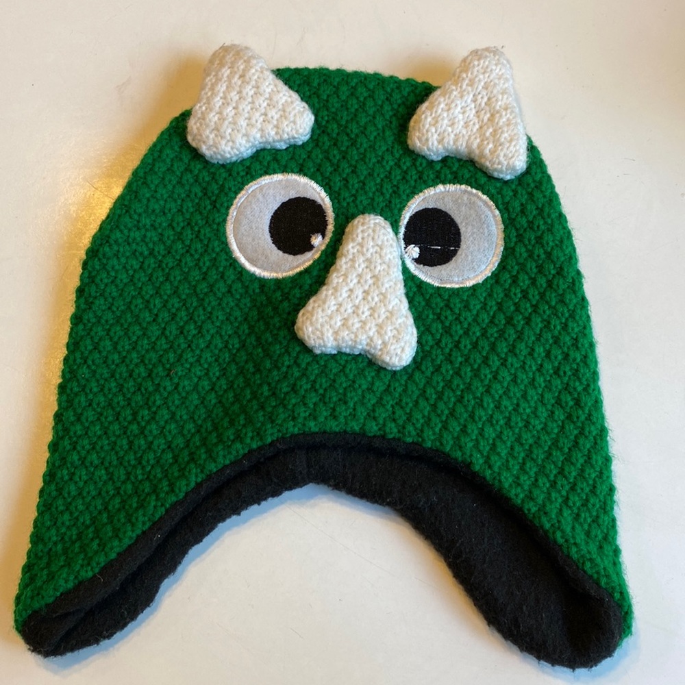 Pre-Owned Kids Green Knit Hat. Source Unknown. Blemish on left eye.